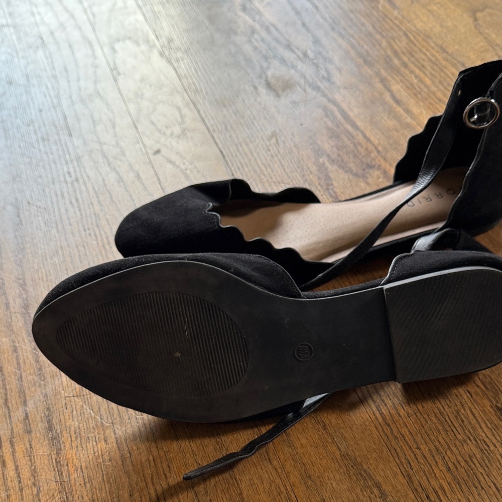 Black Scalloped Flats by [Brand] - Picture 3 of 4
